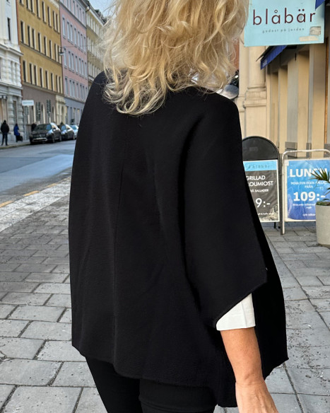 Kofta Evi svart från SibinLinnebjerg