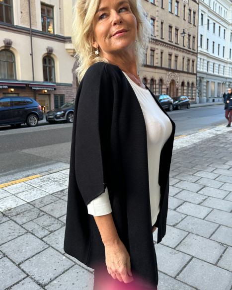 Kofta Evi svart från SibinLinnebjerg