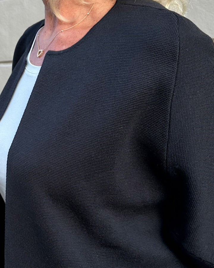 Kofta Evi svart från SibinLinnebjerg