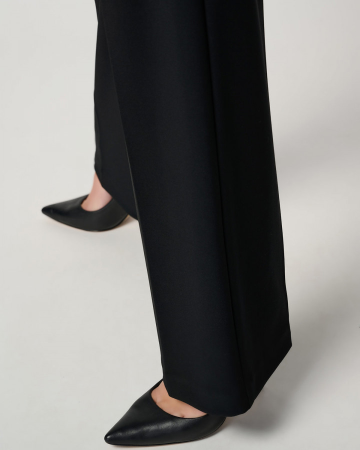 Finbyxa med vidd svart från Joseph...