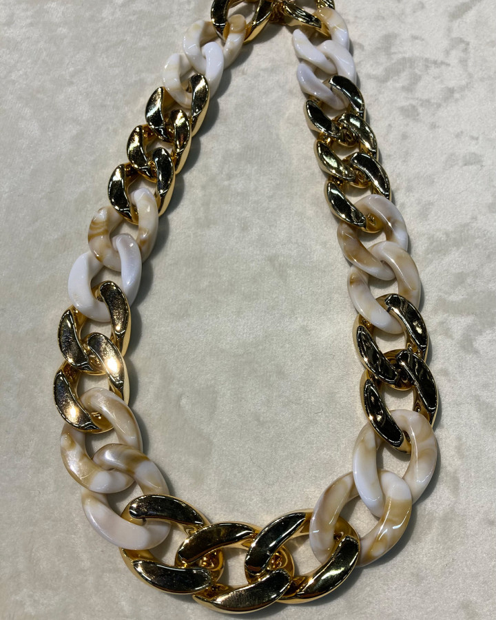 Halsband sand/guld kedja från By Odahl