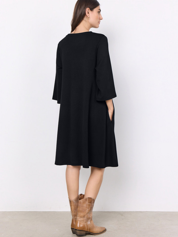 Trikåklänning Banu svart från...