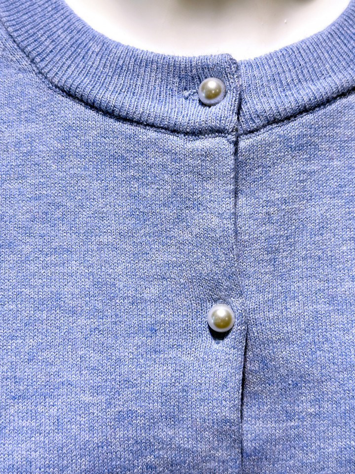 Klassisk cardigan med pärlknapp blå från Bloomings