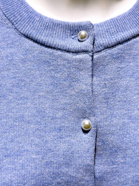Klassisk cardigan med pärlknapp blå från Bloomings