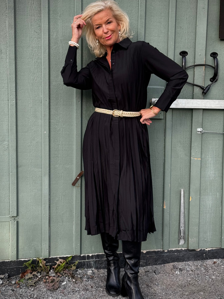 Skjortklänning Frida Pleat Dress svart från Isay