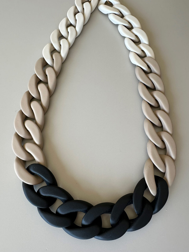 Halsband svart/taupe/sand kedja från By Odahl