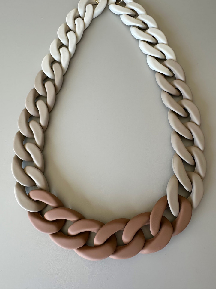 Halsband sand/taupe/brun matt kedja från By Odahl