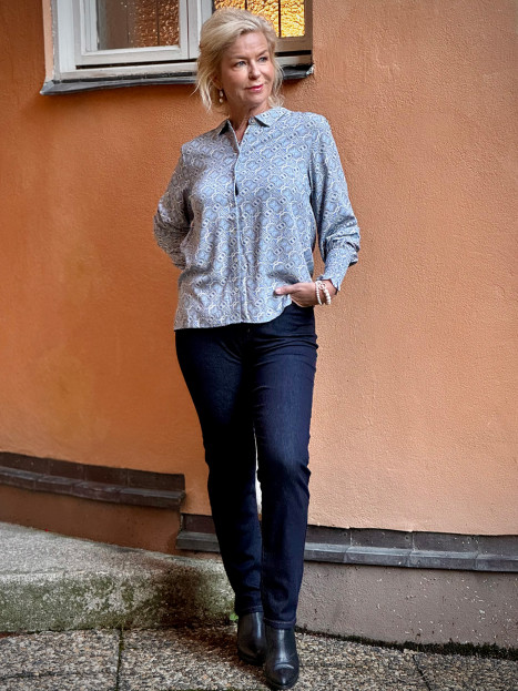 Blus Gyta smock blouse Blå från Isay
