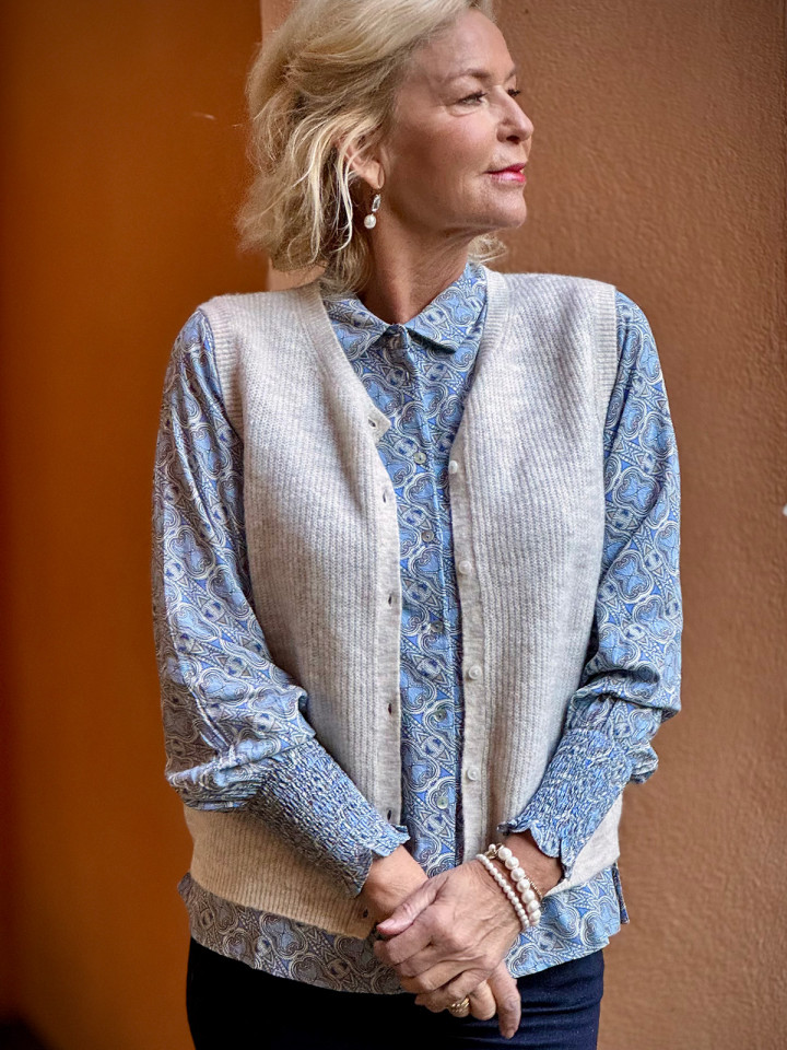 Blus Gyta smock blouse Blå från Isay