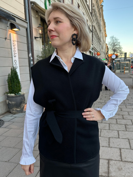 Stickad väst Nora Svart från SibinLinnebjerg