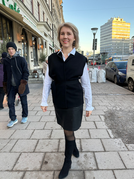 Stickad väst Nora Svart från SibinLinnebjerg