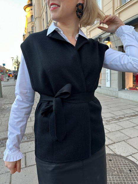 Stickad väst Nora Svart från SibinLinnebjerg