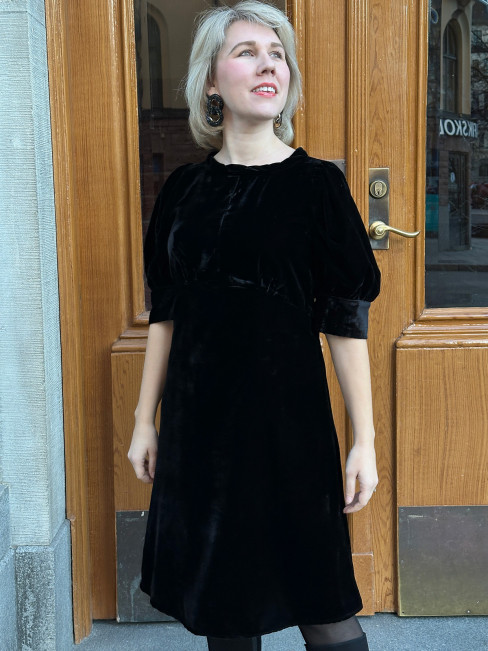 Sammetsklänning svart från Gossip 2