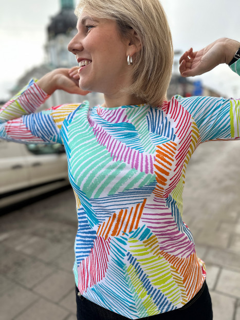 Topp Bella sketch multi på vit från Camilla Thulin