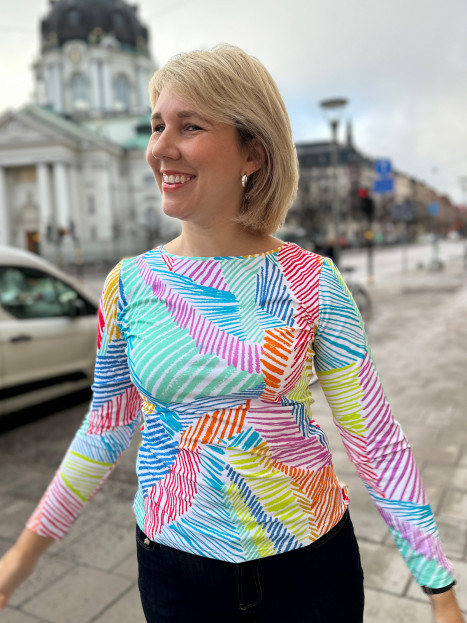 Topp Bella sketch multi på vit från Camilla Thulin