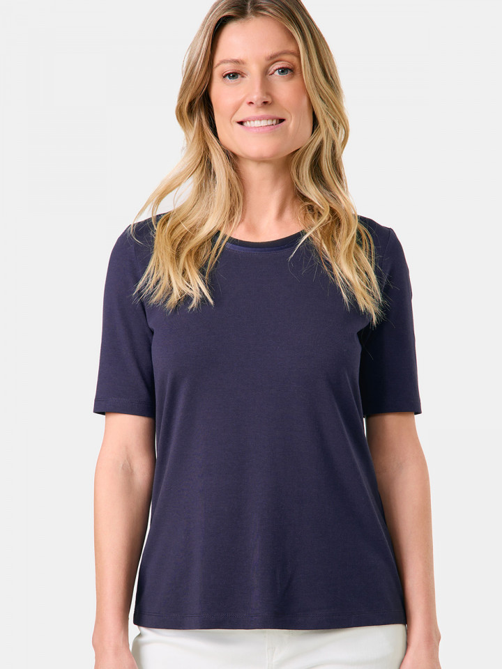 Topp med satinkant marin från Gerry...