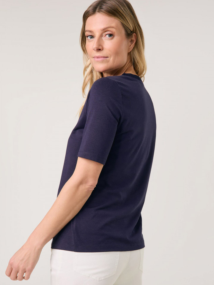 Topp med satinkant marin från Gerry...