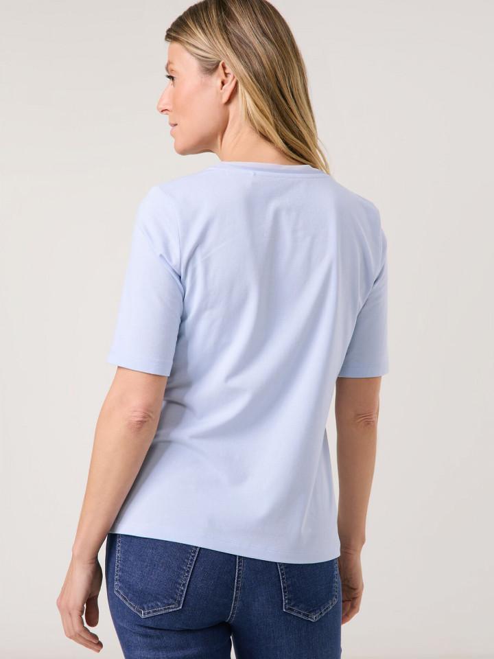 Topp med satinkant ljusblå från Gerry...