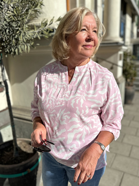 Blus rosa/vit från Gabriella K
