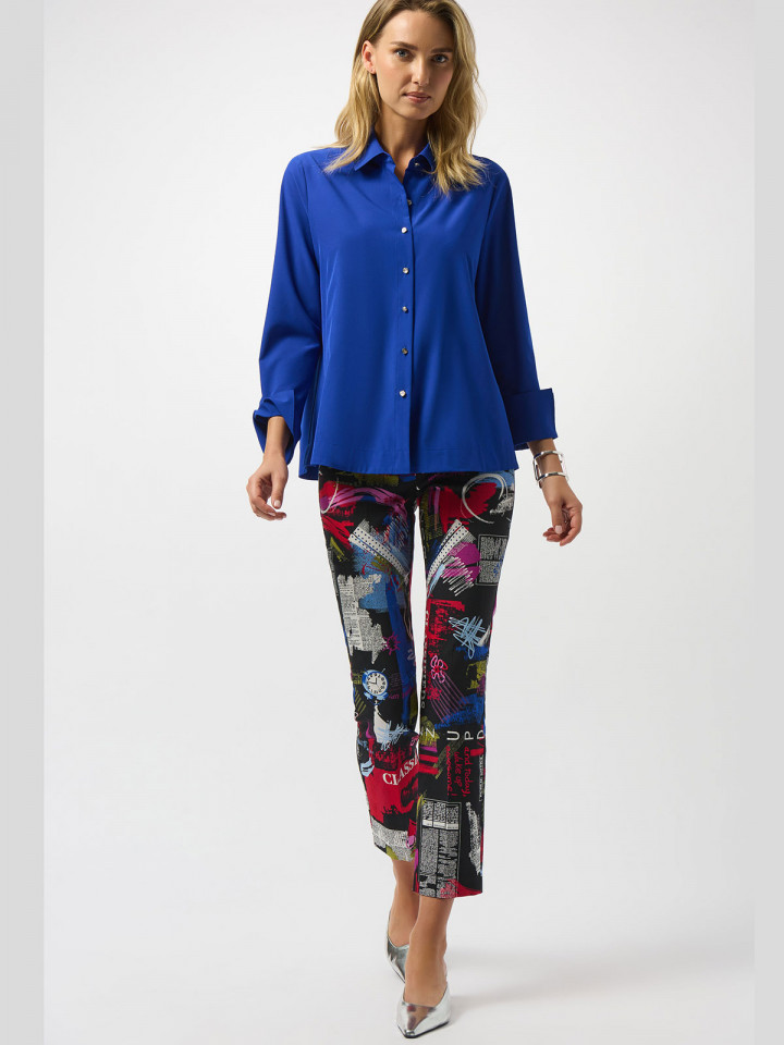 Kornblå blus med tuffa detaljer från...