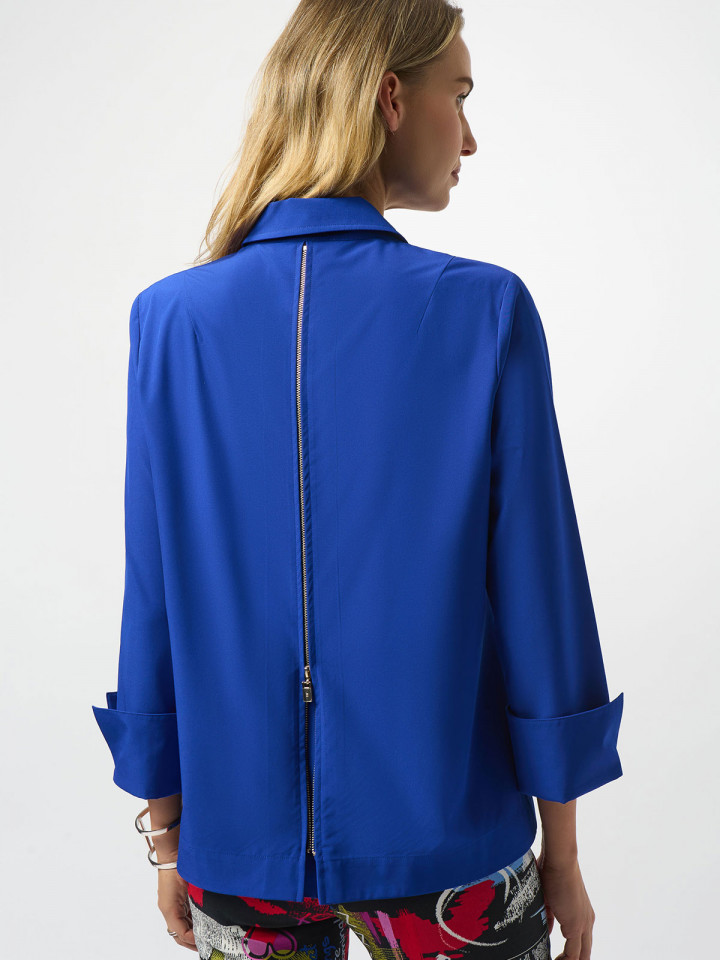 Kornblå blus med tuffa detaljer från...