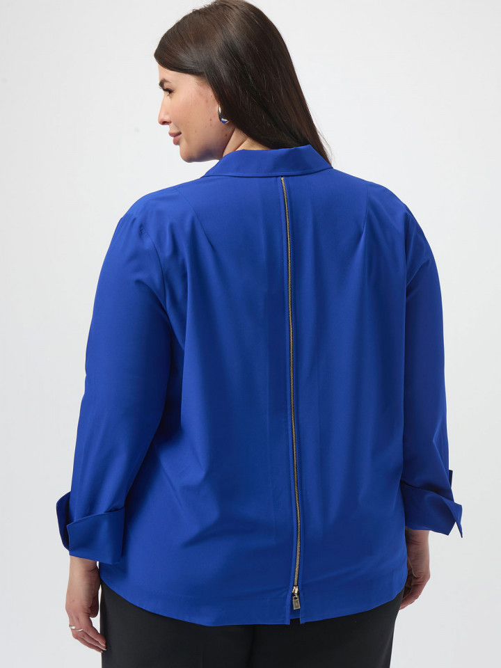 Kornblå blus med tuffa detaljer från...