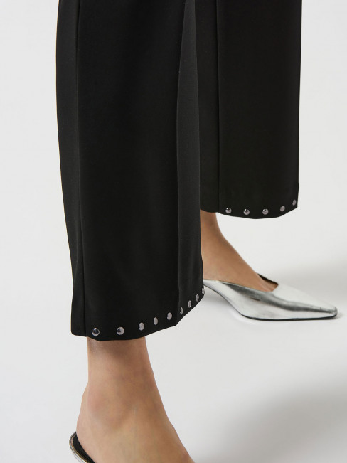 Finbyxa flare 7/8 svart nitar nederkant 2