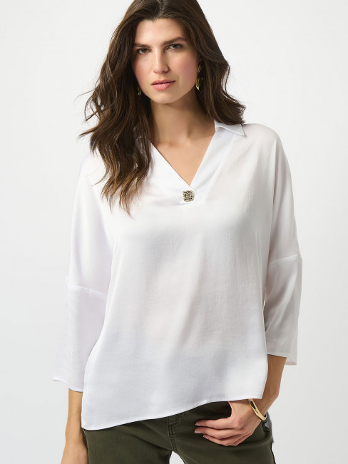 Satinblus dekorativ knapp vit från Joseph Ribkoff