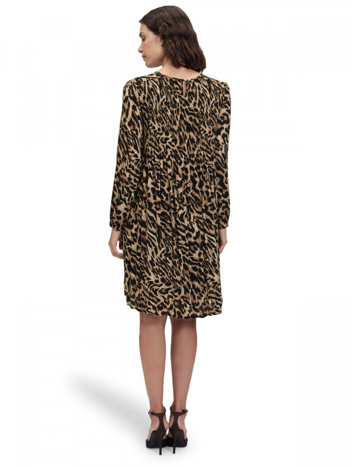 Plisserad klänning leo från Betty...