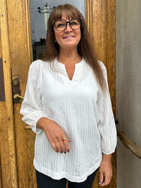 Blus Karen vit från 2-BIZ