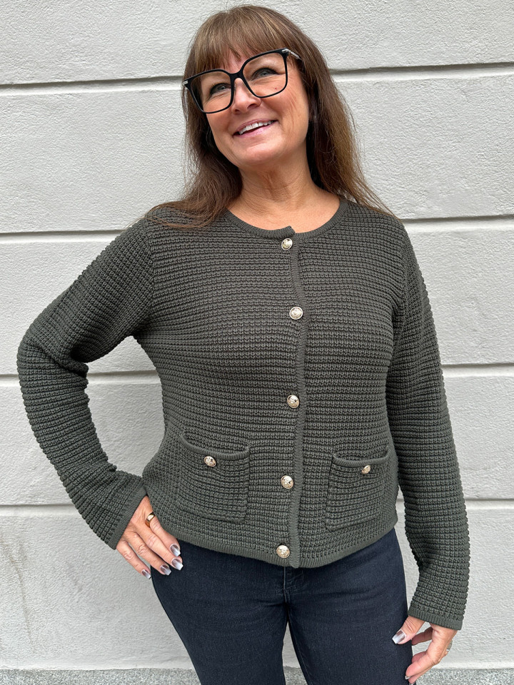 Mänsterstickad bomullskofta Chalina skogsgrön från Claire