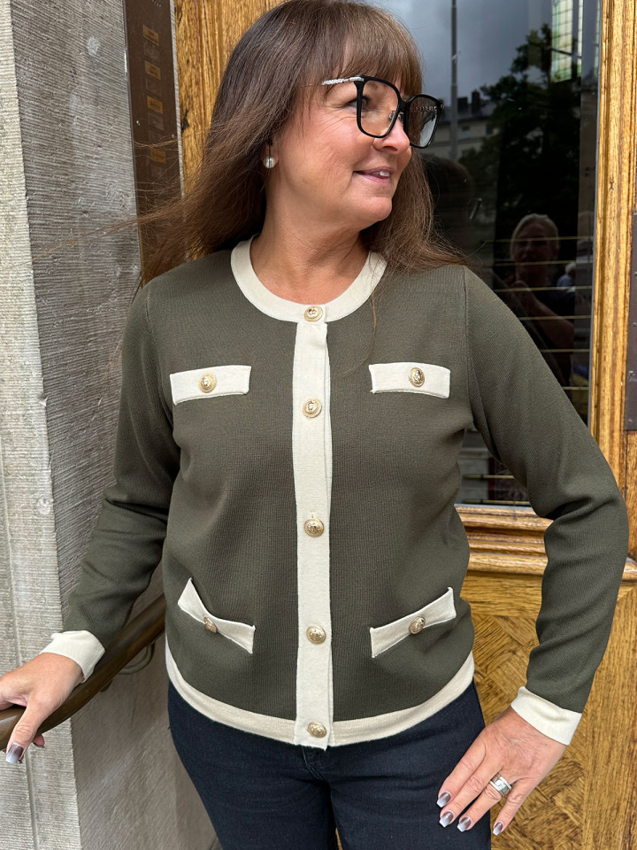 Finstickad kofta olive/creme från Micha