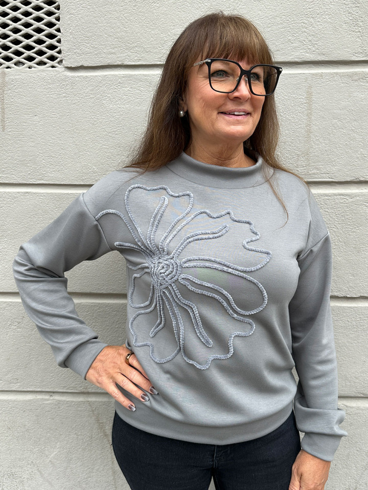 Tröja blomma grå från M.X.O