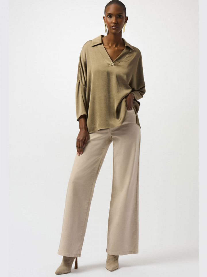 Satinblus dekorativ knapp taupe från...