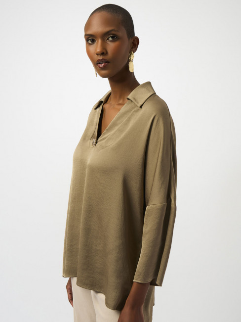 Satinblus dekorativ knapp taupe från Joseph Ribkoff 2