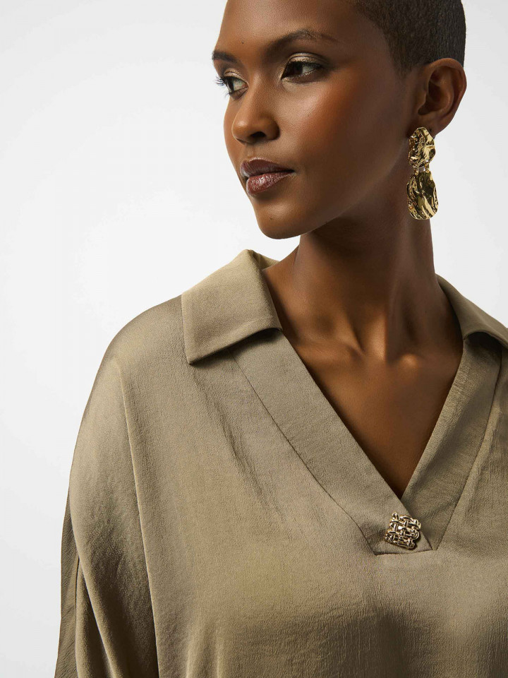 Satinblus dekorativ knapp taupe från...