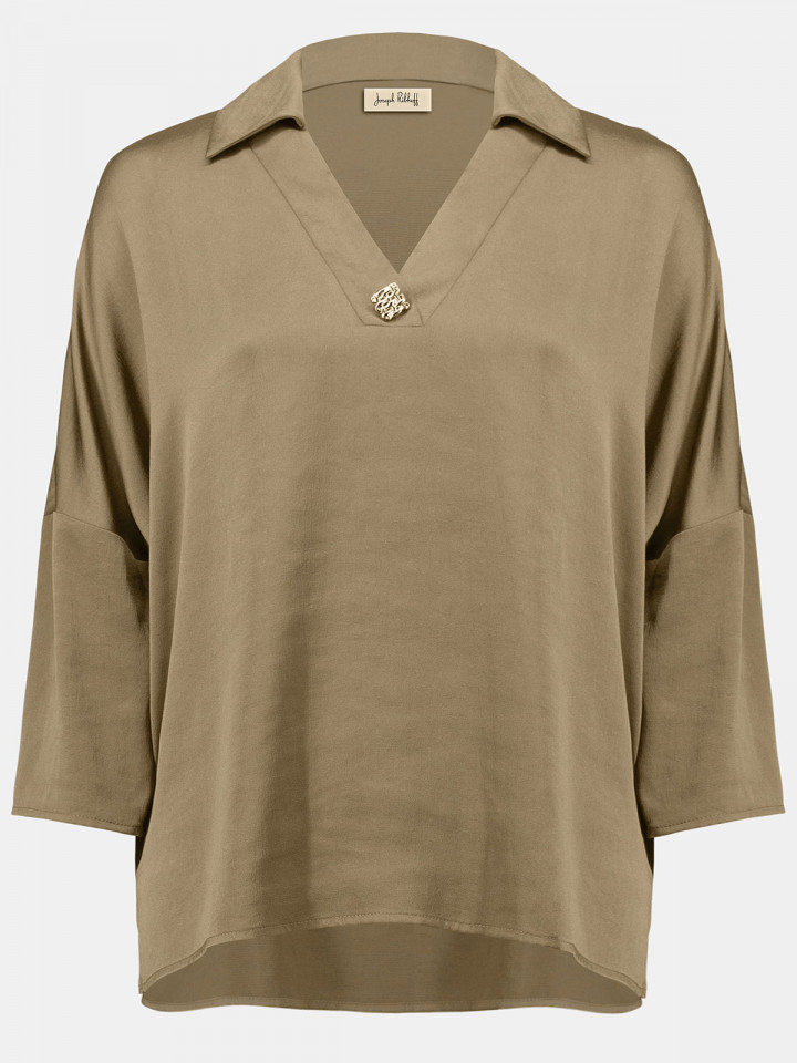 Satinblus dekorativ knapp taupe från...