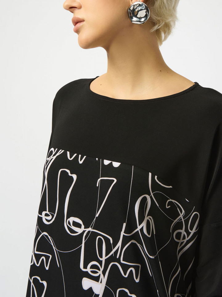 Trikåklänning svart med illustration...