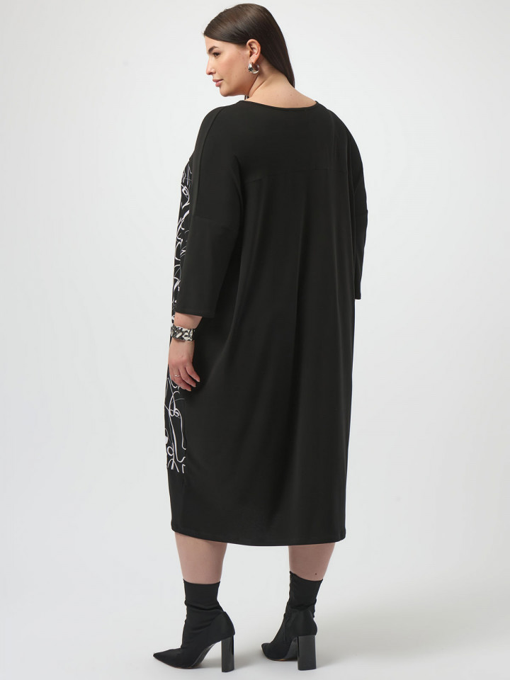 Trikåklänning svart med illustration...