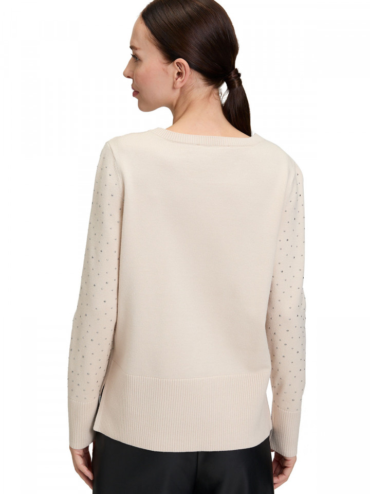 Finstickad tröja creme med mini-nitar...