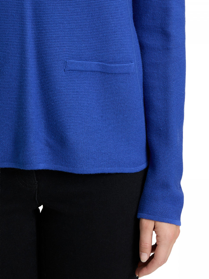 Avigstickad tröja kornblå från Betty...