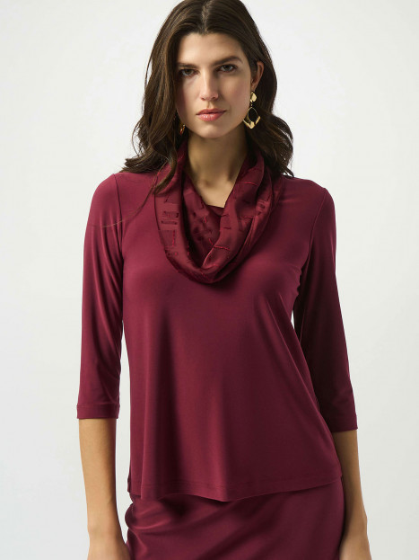 Topp vid dekorpolokrage vinröd från Joseph Ribkoff