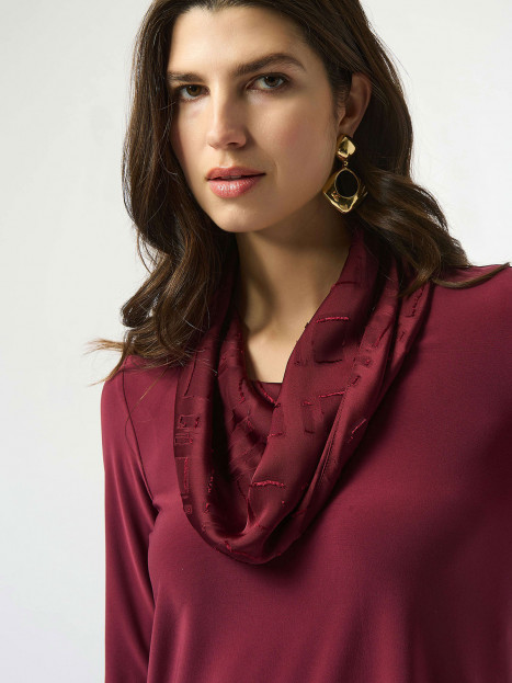 Topp vid dekorpolokrage vinröd från Joseph Ribkoff