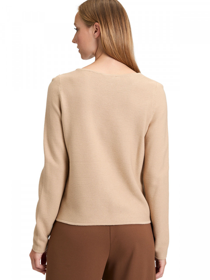 Avigstickad tröja beige från Betty...