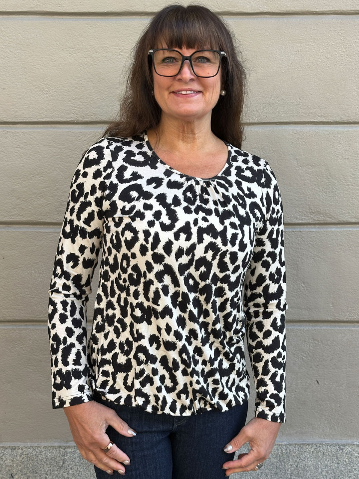 Topp leo creme och svart från Arimi