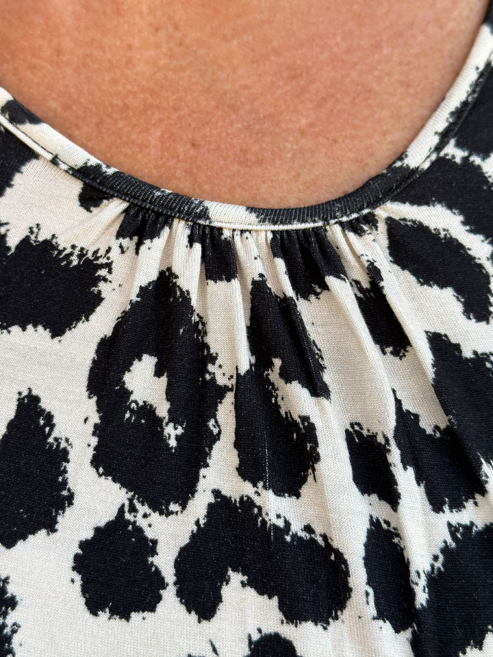 Topp leo creme och svart från Arimi