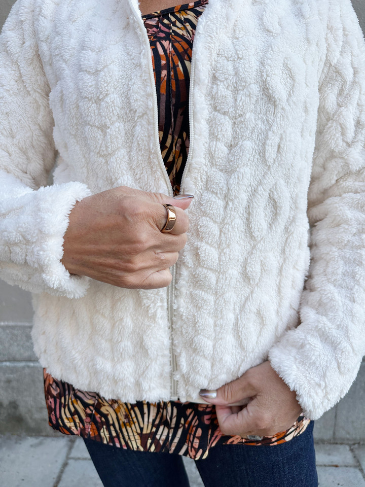 Supermjuk teddyjacka gräddvit från M.X.O