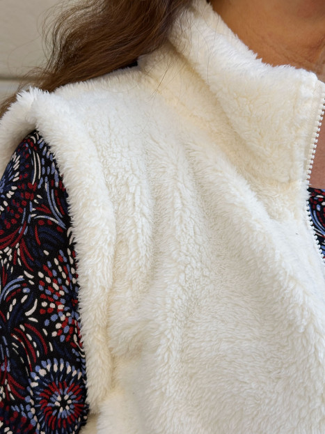 Supermjuk teddyväst gräddvit från M.X.O