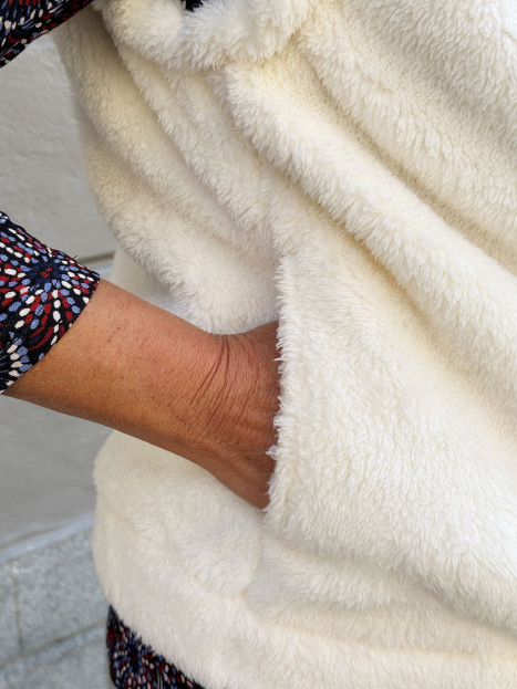 Supermjuk teddyväst gräddvit från M.X.O