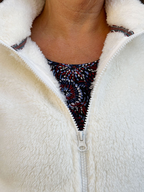 Supermjuk teddyväst gräddvit från M.X.O